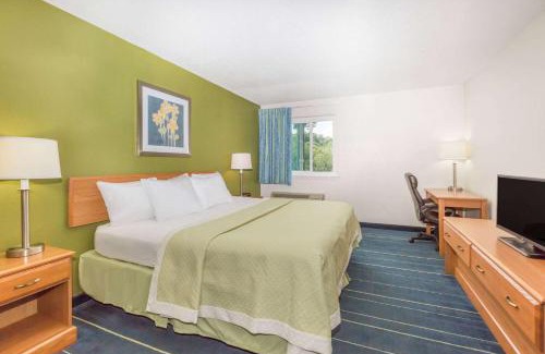 Bridgeport Hotel | Days Inn & Suites by Wyndham Bridgeport - Clarksburg