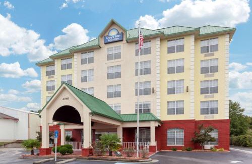Northlake Hotel | Days Inn & Suites by Wyndham Tucker/Northlake
