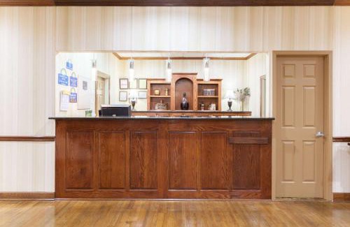 Northlake Hotel | Days Inn & Suites by Wyndham Tucker/Northlake