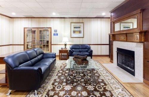 Northlake Hotel | Days Inn & Suites by Wyndham Tucker/Northlake