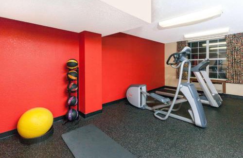 Northlake Hotel | Days Inn & Suites by Wyndham Tucker/Northlake