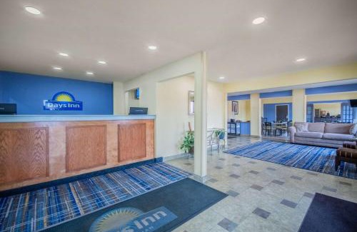 Waterloo Hotel | Days Inn & Suites by Wyndham Waterloo