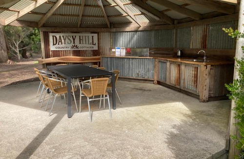 Port Campbell Cabin | Daysy Hill Country Cottages