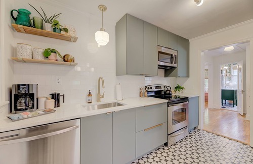 Eau Claire House | ✷ Dazzling Downtown Deco ✷ 2 BD 1 BA Home
