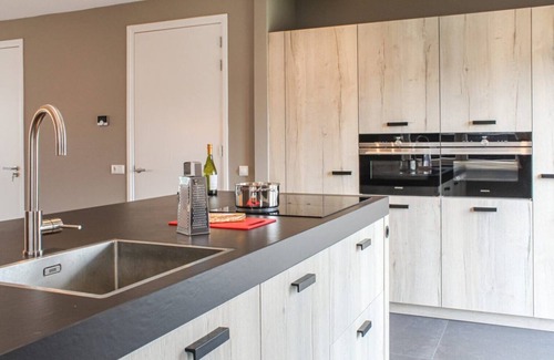 Idskenhuizen House | De Sinnekening is a 6 person water villa