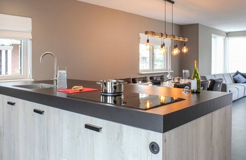 Idskenhuizen House | De Sinnekening is a 6 person water villa