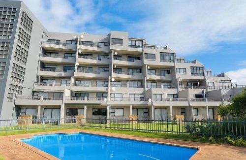 Linkside Apartment | De Valle Gem with Pool Braai Steps to the Beach