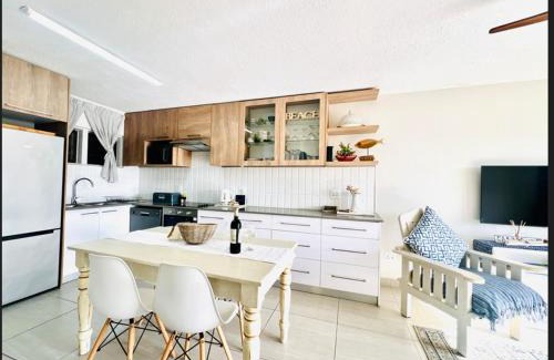 Linkside Apartment | De Valle Gem with Pool Braai Steps to the Beach