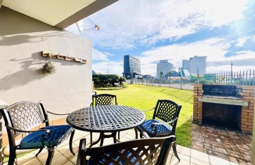Linkside Apartment | De Valle Gem with Pool Braai Steps to the Beach