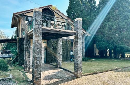 Parongpong Villa | De Villa Istana Bunga Lembang by YourHome