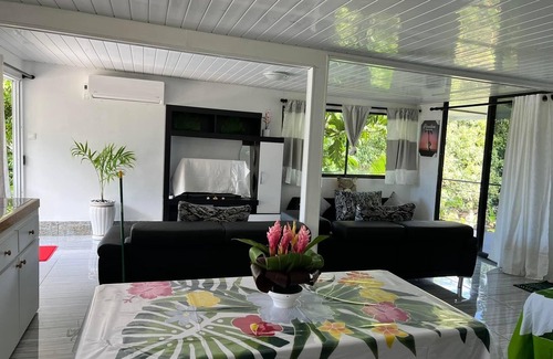 Bora Bora Apartment | DEANE HOUSE Large, fully-equipped studio located in the city center.