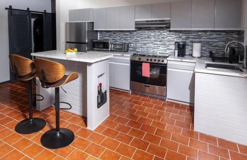 Little Harbour Apartment | Deany's Uptop Luxury Suite 6