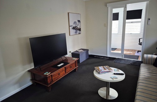Redcliffe House | Deb's Place, Renovated Queenslander in Redcliffe close to all amenities.