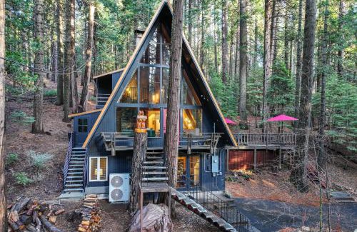 Dorrington House | Deck and EV Charger Pet-Friendly Arnold Cabin!