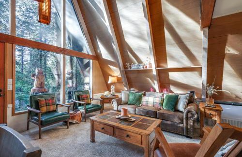 Dorrington House | Deck and EV Charger Pet-Friendly Arnold Cabin!