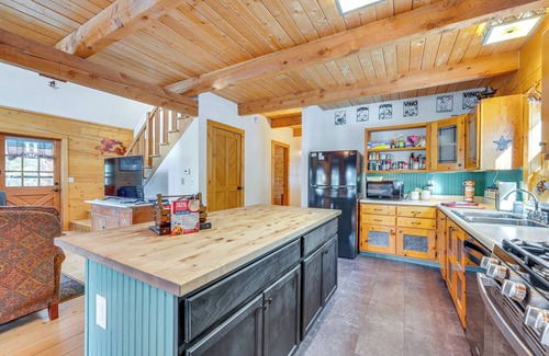 Black Hawk Cabin | Deck, Fire Pit & Grill: Log Cabin in Black Hawk