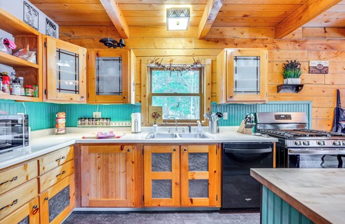 Black Hawk Cabin | Deck, Fire Pit & Grill: Log Cabin in Black Hawk