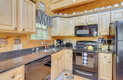 Unaka Cabin | Deck, Grill & Mtn Views: Warne Getaway!