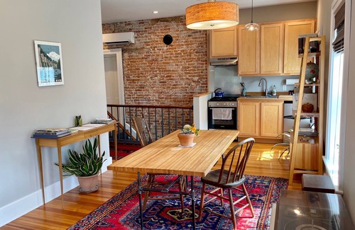 Decorah Apartment | Decorah House- Airy, modern, full of natural light, 5 blocks to downtown