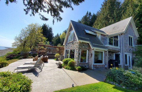 Regional District of Nanaimo Cottage | Deep Bay Ocean Front Cottage - Private Getaway with Hot Tub