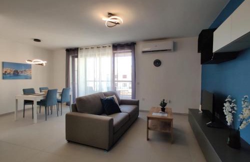 San Tumas Apartment | Deep Blue