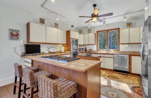 Meridian House | Deep water dock in Darien, GA, w/screened in porch, fishing, kayaks, & bikes