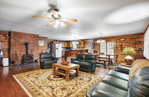 Williams Cabin | Deer Bend Cabin: A Woodsy Escape in the Heart of Southern Indiana