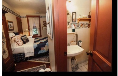 McClellandtown House | Deer Creek Winery and Watson Estate Bed & Breakfast