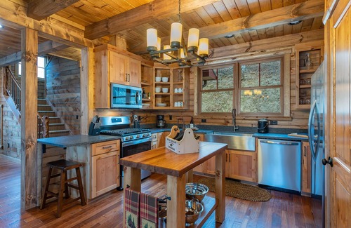 Mars Hill Cabin | Deer Field Cabin Fire Pit and Mountain Views!