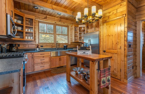 Mars Hill Cabin | Deer Field Cabin Fire Pit and Mountain Views!