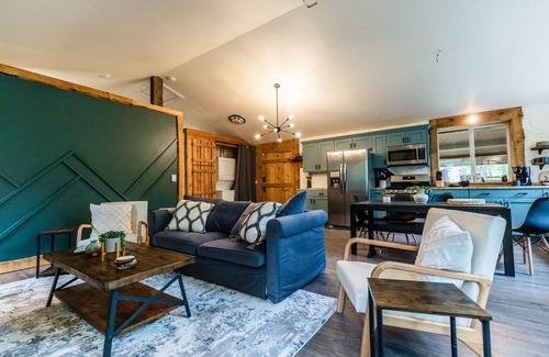 Paradise Estates Cabin | Deer Hideout - King bed/HS WiFi/Hot Tub/Fire Pit