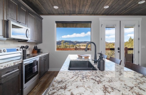 Orderville Cabin | Deer Ridge Casita | Private Hot Tub | Zion NP