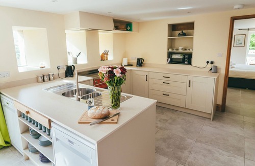 Horsehouse Cottage | DEERCLOSE WEST FARMHOUSE, pet friendly, with open fire in Horsehouse