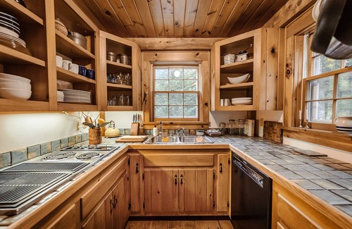 South Londonderry Cabin | Deerwood Hill ~ après ski cabin hot tub fire pit Stratton Manchester