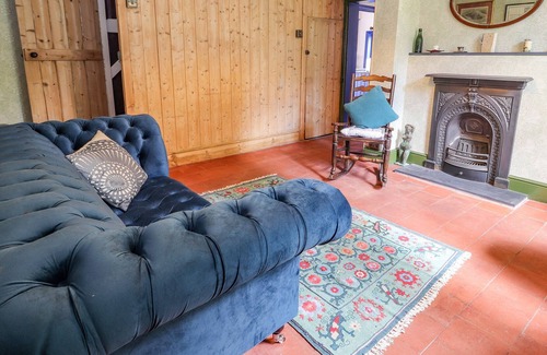 Holt Cottage | DEESIDE FARM COTTAGE, romantic, character holiday cottage in Farndon