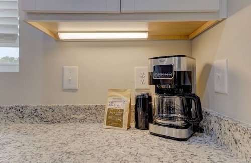 Cayce House | Deja Blue by Heartwood | 10 Mins to Downtown