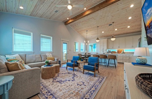 Port Aransas House | Deja Blue | Coastal Retreat w/Pool, Firepit, BBQ & Outdoor TV Lounge
