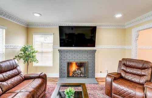 Del Rey Oaks House | Del Rey Oaks Vacation Home with Mini-Golf Course!
