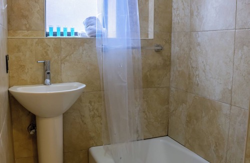Midtown Apartment | Delightful 2-bedroom apartment with AC, fitness room in vibrant New York