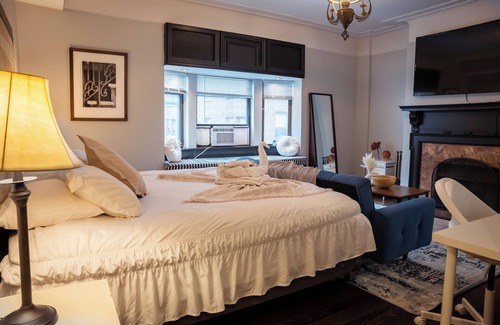 Midtown Apartment | Delightful 2-bedroom apartment with AC, fitness room in vibrant New York