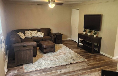 Woodbine Apartment | Delightful 2-bedroom apartment with AC in Rockholds. It's a true retreat!
