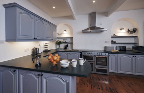 Laugharne Cottage | Delightful 6 Bedroom Cottage with Log Burner & Great Views