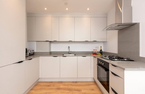 Walworth Apartment | Delightful Deluxe South Central Apartment