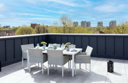 Walworth Apartment | Delightful Deluxe South Central Apartment