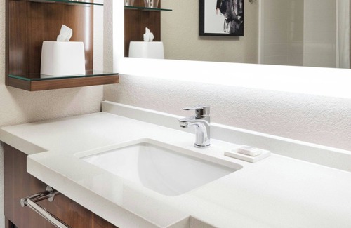 Minneapolis Hotel | Delta Hotels by Marriott Minneapolis Northeast