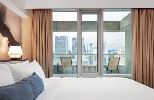 Central Hotel | Delta Hotels by Marriott Vancouver Downtown Suites