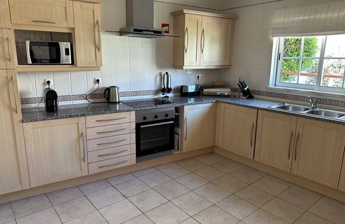 Budens House | Deluxe Golf Townhouse Only 5 Mins To The Beach