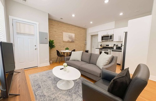 Andersonville Apartment | Deluxe 1BR Near Shops & Cafés