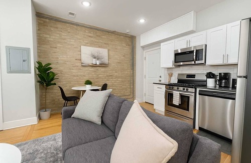 Andersonville Apartment | Deluxe 1BR Near Shops & Cafés