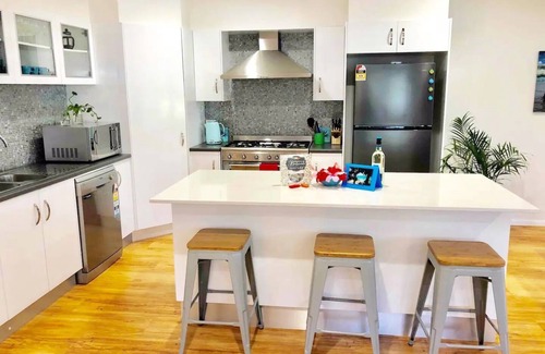 Yamba Apartment | DELUXE 2 bed, 1.5 bath townhouse! Central location, spacious, wifi, garage